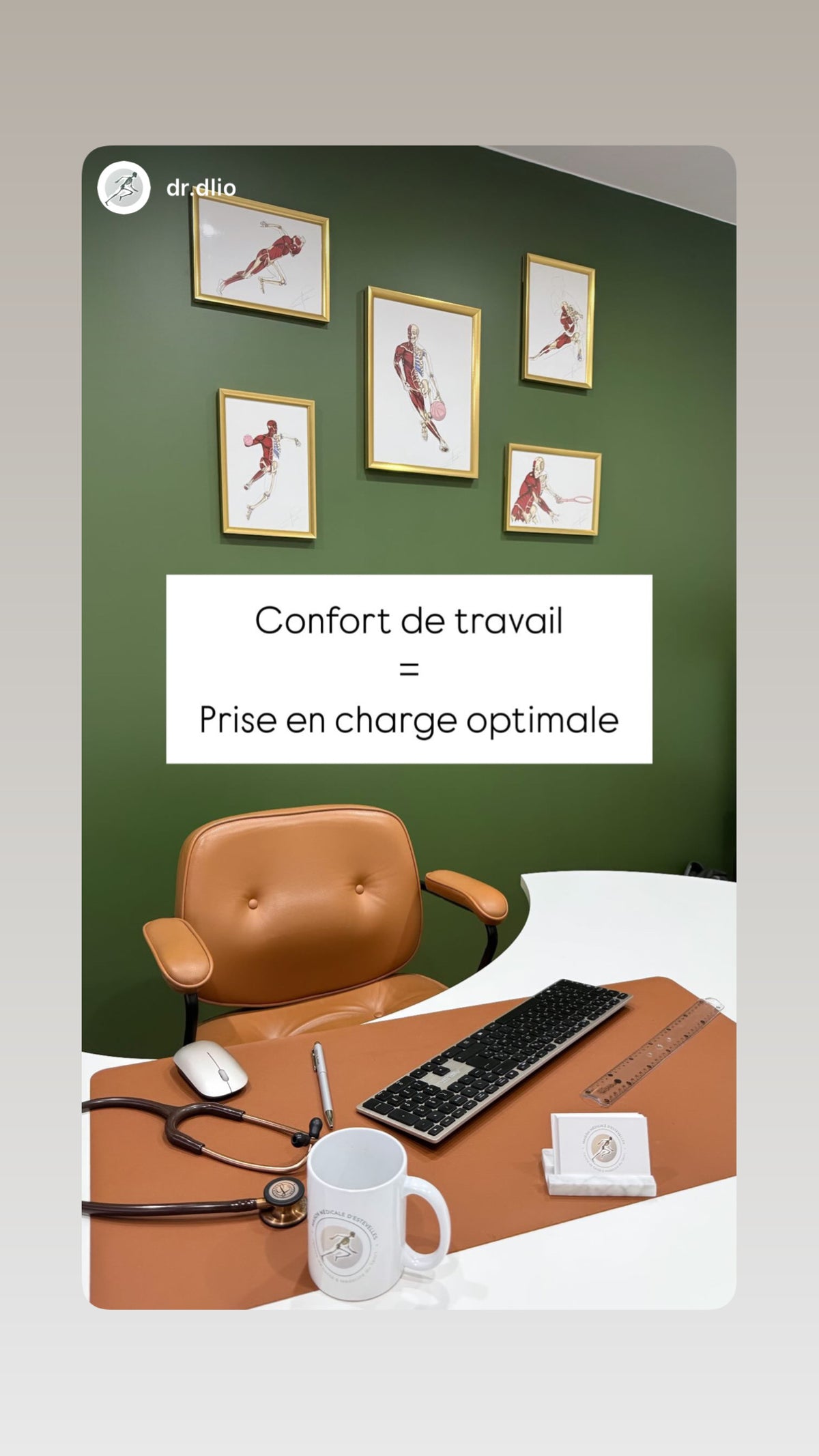 Bureau médical décoré de cinq écorchés de sportifs En Chair et en Os