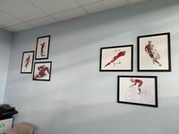 Mur de cabinet décoré avec des écorchés de sportifs En Chair et en Os encadrés
